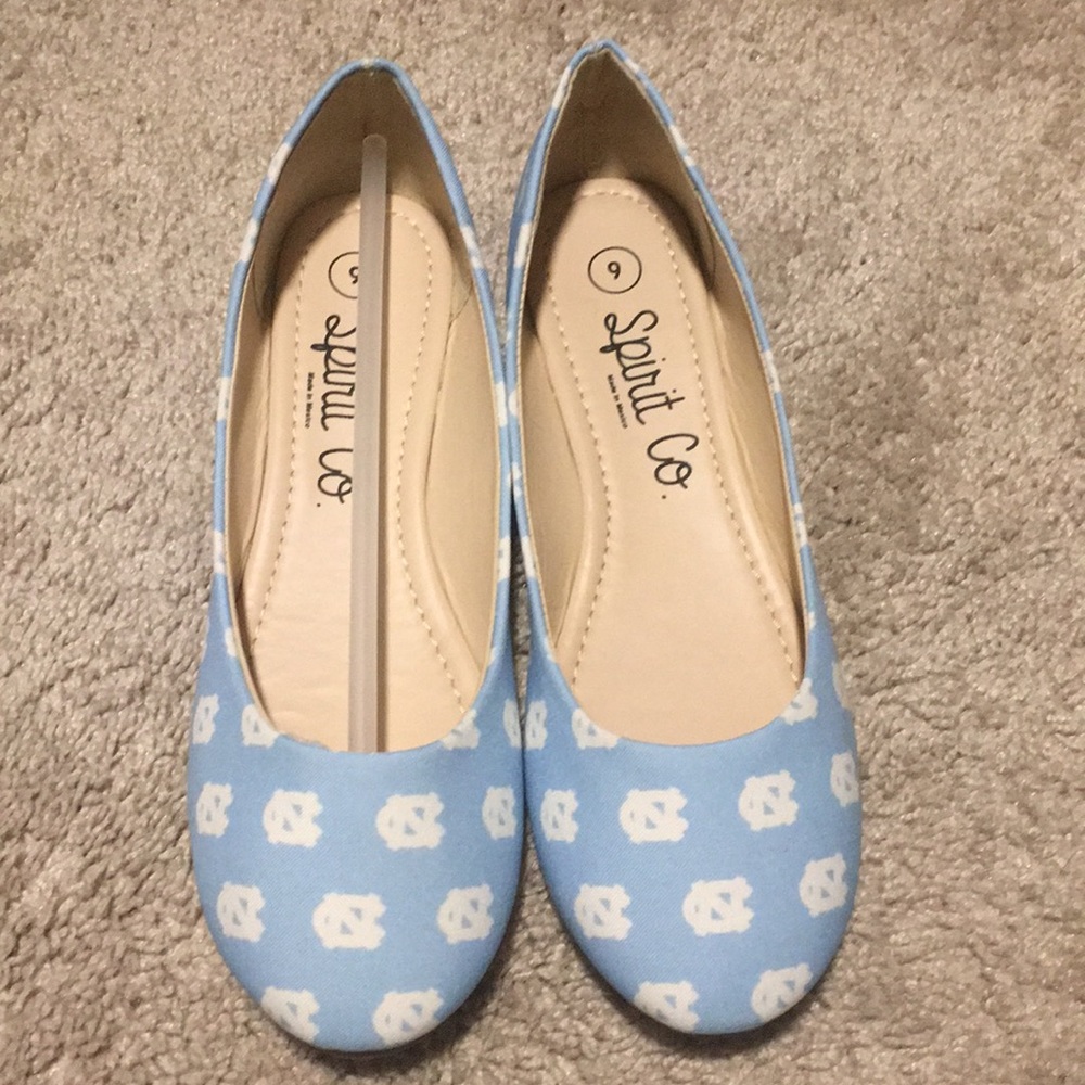 Women’s UNC flats
